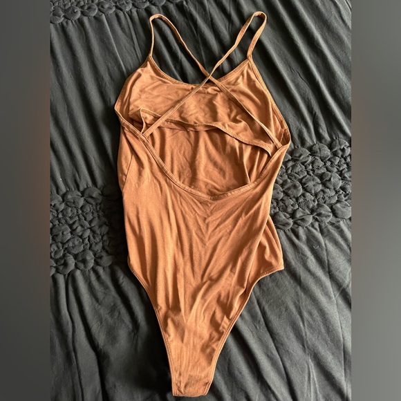 AGOLDE cross back tan Bodysuit - Picture 2 of 3